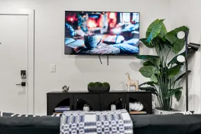 Urban Comfort Near LSU & Downtown | Fast WiFi - Image 2