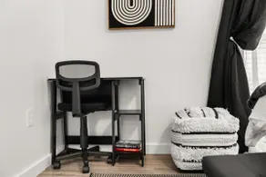 Urban Comfort Near LSU & Downtown | Fast WiFi - Image 5