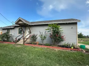 Small family home with big yard - Image 2