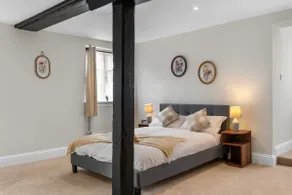 Modern & Historic Duplex Flat Riverside - Image 4