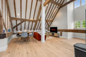 Modern & Historic Duplex Flat Riverside - Image 3