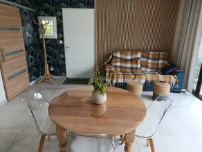The little house and its pool. - Image 3