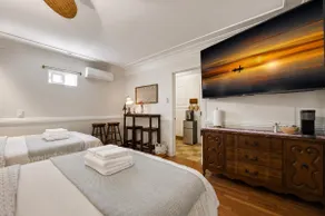 Private Entry Suite/1BR 2 Full Beds Kitchen/pool - Image 3