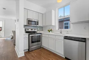 Curt’s Cottage | Coastal Oak Park Stay - Image 5