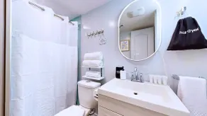 Stylish Queen Basement Suite with Free Parking - St Clair Hotel - Image 5