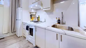 Stylish Queen Basement Suite with Free Parking - St Clair Hotel - Image 3