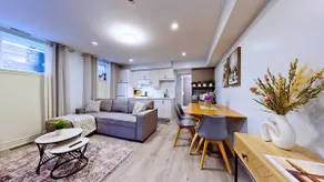 Stylish Queen Basement Suite with Free Parking - St Clair Hotel - Image 4