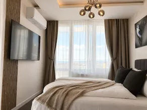 Cosher | Dark Luxury • Top Floor • Metro & Parking - Image 4
