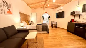 Small house with a private jacuzzi - Image 2