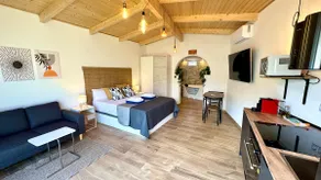 Small house with a private jacuzzi - Image 4