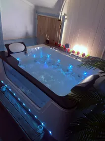 Loveroom Spa - Jacuzzi Excellent and Spacious - Image 2