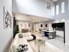 Modern 3BR Family Home Near Shops & Disney - Image 2
