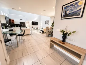 Modern 3BR Family Home Near Shops & Disney - Image 3