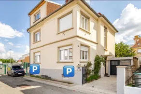 Signature Apartment with Private Parking - Image 4