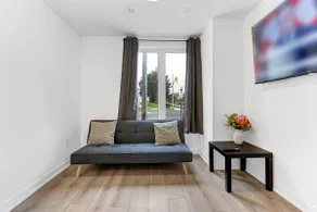 Stylish New Townhome Retreat/Balcony/Free Parking - Image 2