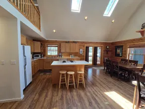 The Pine Lodge | King Bed| River/Dock Access| Pool - Image 3