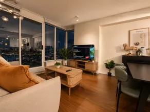 Central Downtown | Stunning View Condo | Free park - Image 5