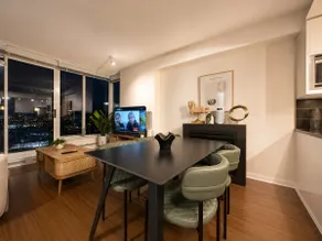 Central Downtown | Stunning View Condo | Free park - Image 4