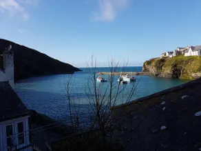 Quaint Cottage in Quiet Coastal Village - Image 4
