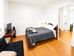 Private Stay Near Manhattan with Easy Bus Access - Image 2