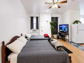 Private Stay Near Manhattan with Easy Bus Access - Image 3