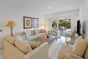 Beachfront Luxury Apartment with Private Pool - Image 4