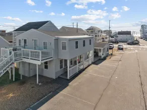 4 min walk to Hampton Beach w/ 2 parking spots - Image 2