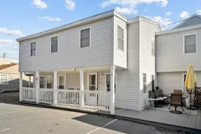 4 min walk to Hampton Beach w/ 2 parking spots - Image 5