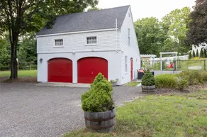 The Hideaway Carriage House with History & Charm - Image 2