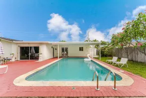 Tropical Oasis 3BR - Pool, Hot Tub & Large Yard - Image 2