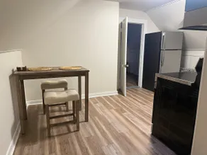 Couples 3rd Floor Apartment by Velvet Mill, Mystic - Image 3