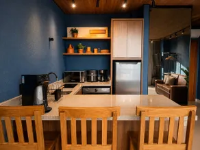 Sophisticated studio with full kitchen - Image 3