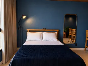 Sophisticated studio with full kitchen - Image 4