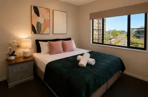 The Pearler - Waterfront Luxury 2 BR Apartment - Image 3