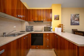 Sunny 1BD Apartment with Workspace & Relax Balcony - Image 5