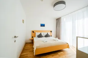 Courtyard apartment with small garden - Image 3