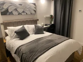 Holiday home with 3 double bedrooms all En-suite - Image 2