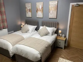 Holiday home with 3 double bedrooms all En-suite - Image 4