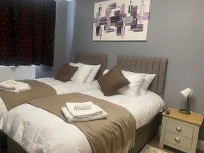 Holiday home with 3 double bedrooms all En-suite - Image 3