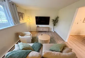 Modern and Clean 2 Bedroom with Full Kitchen - Image 3