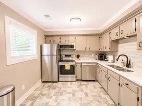 Cozy Spring hill Getaway|KingBeds|Central Location - Image 4