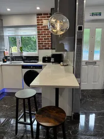 Stylish 3BR House|Free Parking| Near M3 & Hospital - Image 5