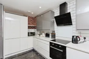 Stylish 3BR House|Free Parking| Near M3 & Hospital - Image 3