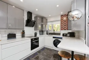 Stylish 3BR House|Free Parking| Near M3 & Hospital - Image 2