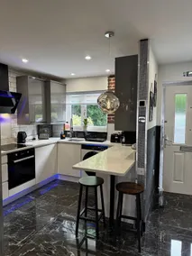 Stylish 3BR House|Free Parking| Near M3 & Hospital - Image 4