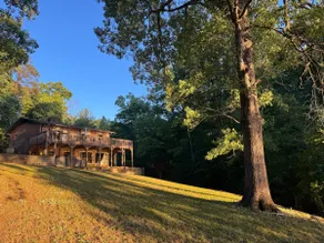 Peaceful Lake Hickory Retreat - Image 2