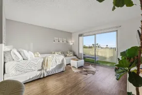 Stylish Silverlake Apartment near Crypto Arena - Image 3