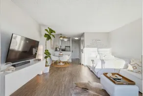 Stylish Silverlake Apartment near Crypto Arena - Image 2