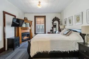 2 Br Deluxe Main Street Downtown Liverpool Suite C - Image 2