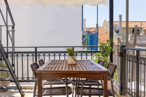 Sunny Boutique Home with Balcony - Image 2